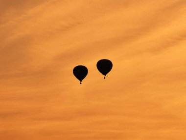 Balonlar şehrin üzerinde uçar. Sıcak bir yaz akşamı. Balon Festivali. İyi akşamlar.