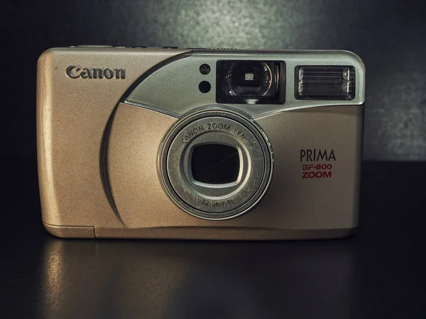 Een Compacte Canon Filmcamera Ligt Een Tafel Close Foto Dijbeen — Stockfoto