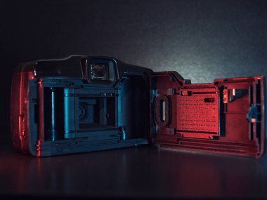 Küçük bir Canon film kamerası masanın üzerinde duruyor, yakın plan fotoğraf. Işık.