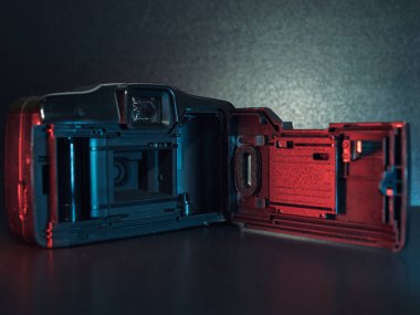 Küçük bir Canon film kamerası masanın üzerinde duruyor, yakın plan fotoğraf. Işık.