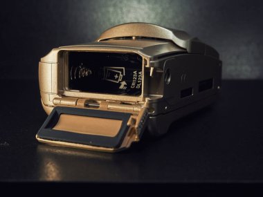 Olimpos kompakt film kamerası masanın üzerinde duruyor, yakın plan fotoğraf. Işık