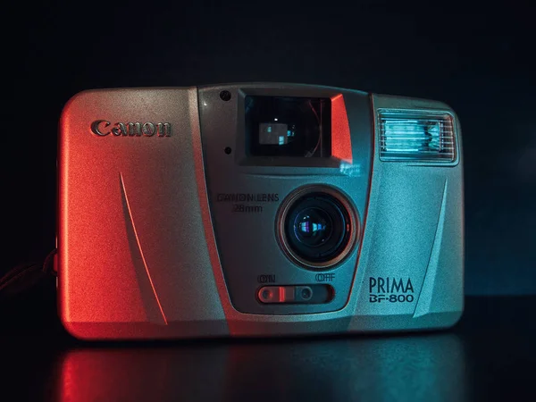 Eine Kompakte Canon Filmkamera Liegt Auf Einem Tisch Nahaufnahme Ligh — Stockfoto