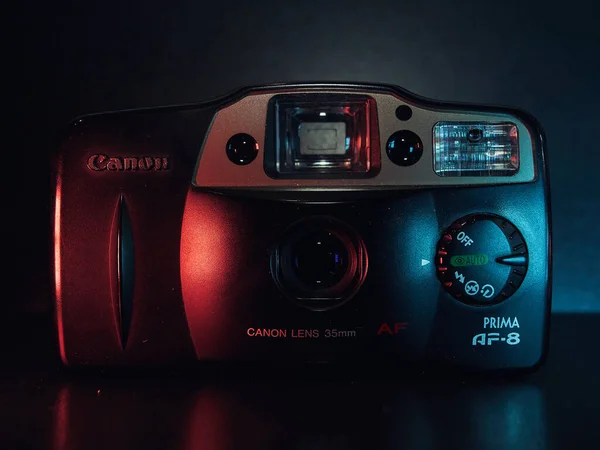 Kompaktní Filmová Kamera Canon Leží Stole Fotografie Zblízka Ligh — Stock fotografie