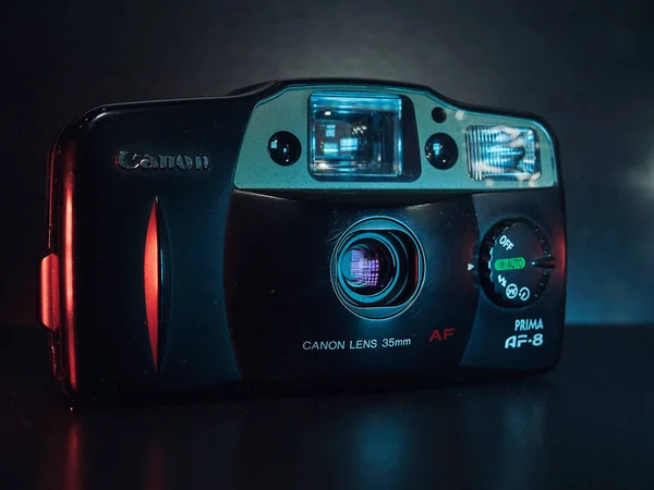 Uma Câmera Filme Compacta Canon Está Uma Mesa Fotografia Close — Fotografia de Stock