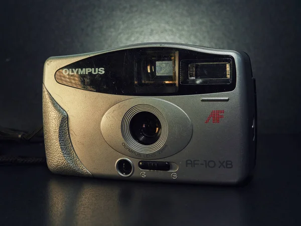 Olimpos Kompakt Film Kamerası Masanın Üzerinde Duruyor Yakın Plan Fotoğraf — Stok fotoğraf