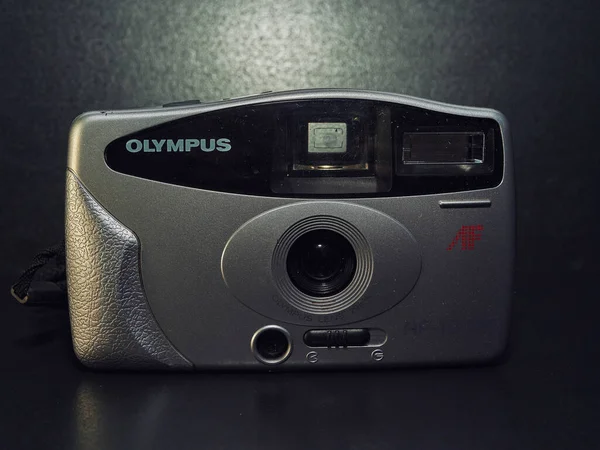 Cámara Película Compacta Olympus Encuentra Sobre Mesa Fotografía Cerca Luz — Foto de Stock