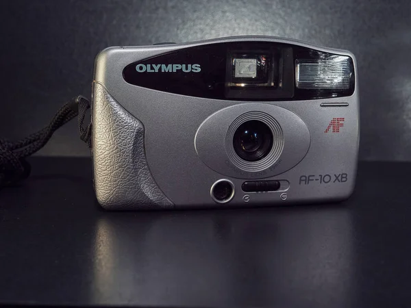 オリンパスのコンパクトフィルムカメラは テーブルの上にあり クローズアップ写真 — ストック写真