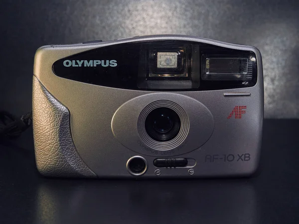 Die Olympus Kompaktkamera Liegt Auf Dem Tisch Nahaufnahme Licht — Stockfoto