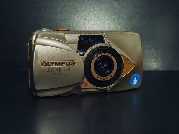 Cámara Película Compacta Olympus Encuentra Sobre Mesa Fotografía Cerca Luz —  Fotos de Stock