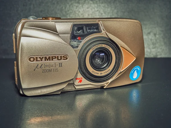 オリンパスのコンパクトフィルムカメラは テーブルの上にあり クローズアップ写真 — ストック写真