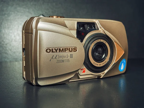 Olimpos Kompakt Film Kamerası Masanın Üzerinde Duruyor Yakın Plan Fotoğraf — Stok fotoğraf