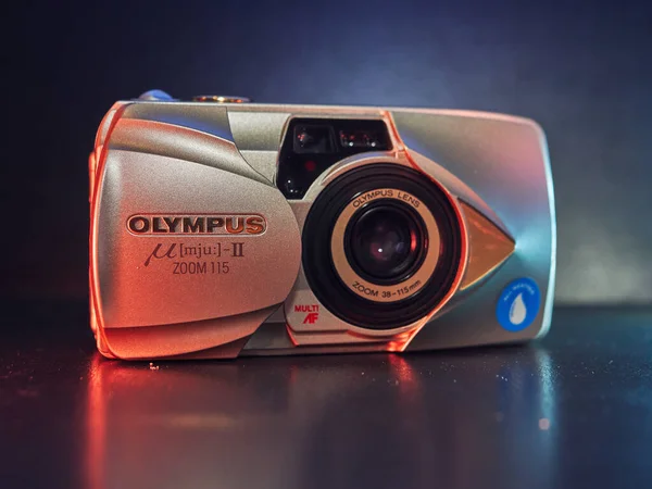 Cámara Película Compacta Olympus Encuentra Sobre Mesa Fotografía Cerca Luz — Foto de Stock