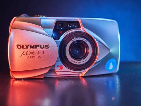 Cámara Película Compacta Olympus Encuentra Sobre Mesa Fotografía Cerca Luz — Foto de Stock