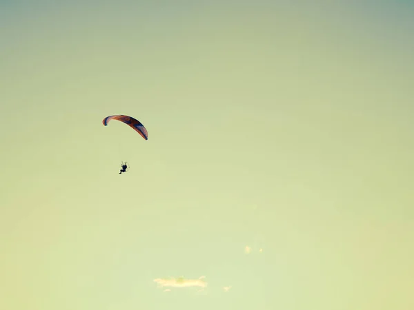 저녁에 패러글라이더 상공을 날아가는 — 스톡 사진