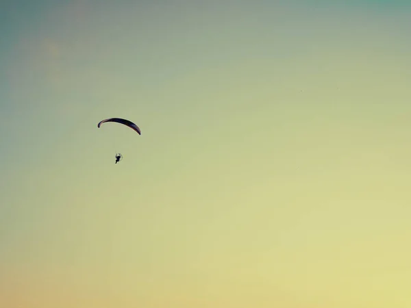 Paraglider Flies Paraglider City Warm Evening — Stock Photo, Image