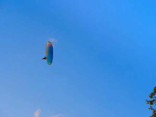Paraglider Vliegt Een Paraglider Stad Een Warme Avond — Stockfoto