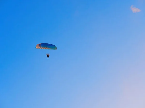 저녁에 패러글라이더 상공을 날아가는 — 스톡 사진