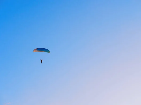 Paraglider Flyger Paraglider Över Staden Varm Kväll — Stockfoto