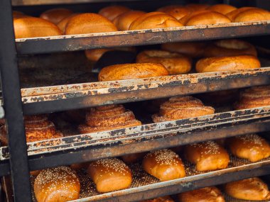 Kendi kendini pazarlayan bir süpermarkette tepside taze pişmiş ekmek..