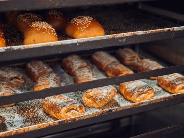 Kendi kendini pazarlayan bir süpermarkette tepside taze pişmiş ekmek..