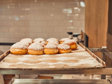 Kendi kendini pazarlayan bir süpermarkette tepside taze pişmiş ekmek..