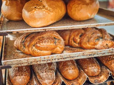 Kendi kendini pazarlayan bir süpermarkette tepside taze pişmiş ekmek..