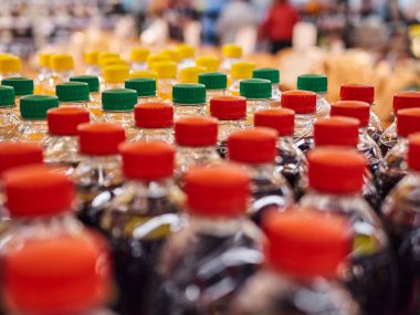 Süpermarkette raflarda şişe limonata. Bir sürü şişe.