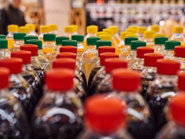 Süpermarkette raflarda şişe limonata. Bir sürü şişe.