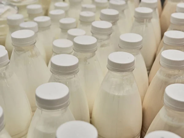 Пляшкове Молоко Полиці Супермаркеті Багато Пляшок Магазин Стокова Картинка