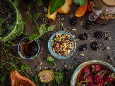 Çay seremonisi hazırlığı, kasede çay. El yapımı bardaklar.