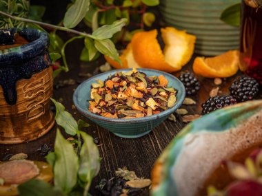 Çay seremonisi hazırlığı, kasede çay. El yapımı bardaklar.