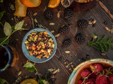 Çay seremonisi hazırlığı, kasede çay. El yapımı bardaklar.