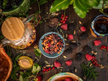 Çay seremonisi hazırlığı, kasede çay. El yapımı bardaklar.