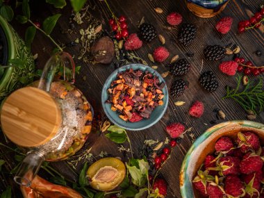 Çay seremonisi hazırlığı, kasede çay. El yapımı bardaklar.