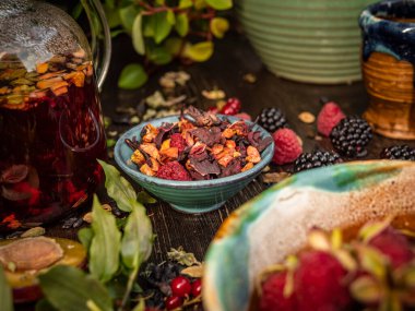 Çay seremonisi hazırlığı, kasede çay. El yapımı bardaklar.