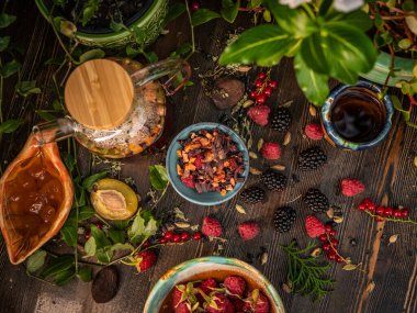 Çay seremonisi hazırlığı, kasede çay. El yapımı bardaklar.