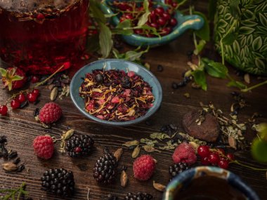 Çay seremonisi hazırlığı, kasede çay. El yapımı bardaklar.