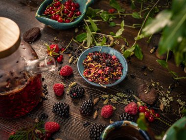 Çay seremonisi hazırlığı, kasede çay. El yapımı bardaklar.