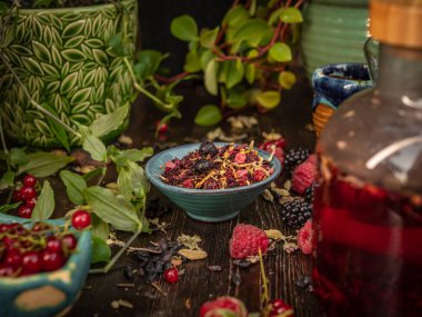 Çay seremonisi hazırlığı, kasede çay. El yapımı bardaklar.