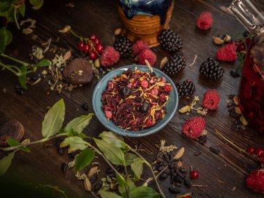 Çay seremonisi hazırlığı, kasede çay. El yapımı bardaklar.