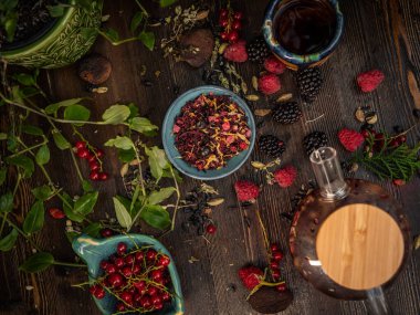 Çay seremonisi hazırlığı, kasede çay. El yapımı bardaklar.