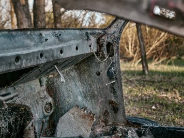Terk edilmiş ve tahrip edilmiş arabalar, kıyamet sonrası bakışlar. güneşli bir gün