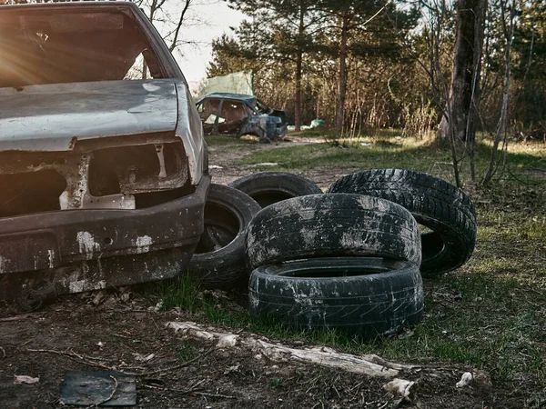 Carros Abandonados Destruídos Olhar Pós Apocalíptico Dia Ensolarado — Fotografia de Stock