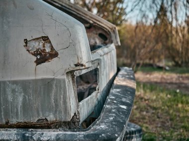 Terk edilmiş ve tahrip edilmiş arabalar, kıyamet sonrası bakışlar. güneşli bir gün
