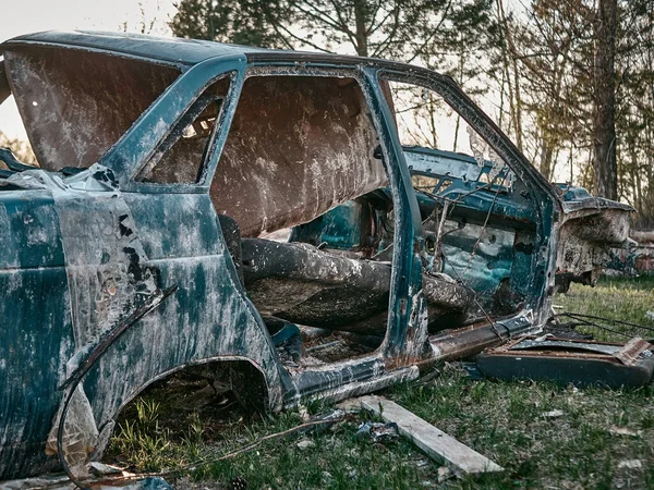 Porzucone Zniszczone Samochody Post Apokaliptyczne Spojrzenie Słoneczny Dzień — Zdjęcie stockowe