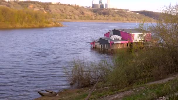 Dränkte Landningsplatsen Vid Floden Halv Borta Vatten — Stockvideo