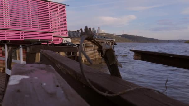 Ertrunkener Bootssteg Auf Dem Fluss Halb Unter Wasser Verschwunden — Stockvideo