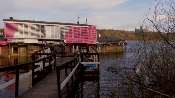 Ertrunkener Bootssteg Auf Dem Fluss Halb Unter Wasser Verschwunden — Stockvideo