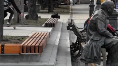 10 Nisan 2019 Nizhny Novgorod. Kaykaycılar kaykaya biner, atlarlar. Gün