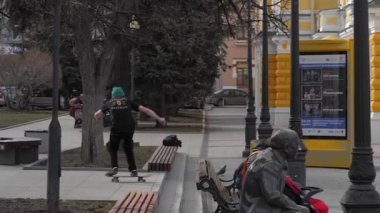 10 Nisan 2019 Nizhny Novgorod. Kaykaycılar kaykaya biner, atlarlar. Gün